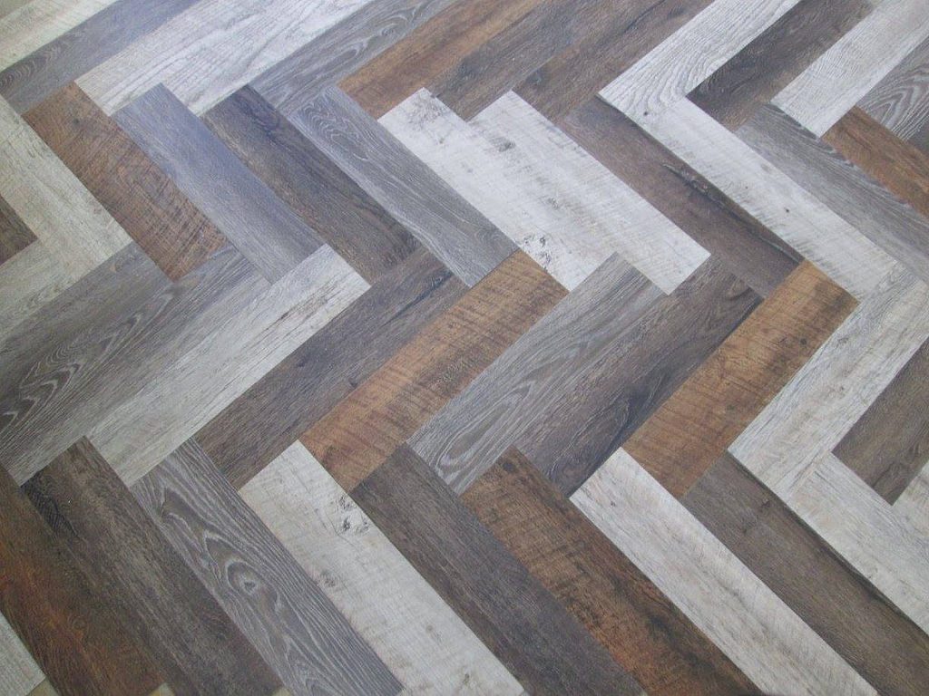 Herringbone flooring pattern in mixed wood tones
